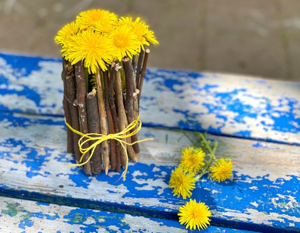 Naturwerkstatt: Vase mit Kindern basteln