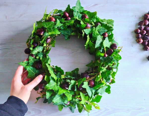 Weihnachtskranz mit Efeu und Kastanien gestalten