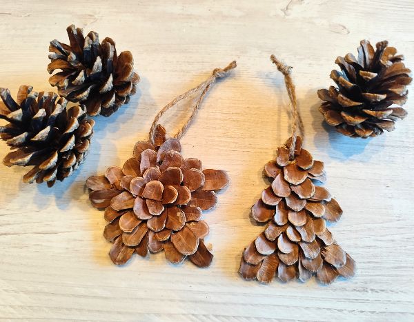 Natürliche Weihnachtsdeko aus Zapfen und Karton
