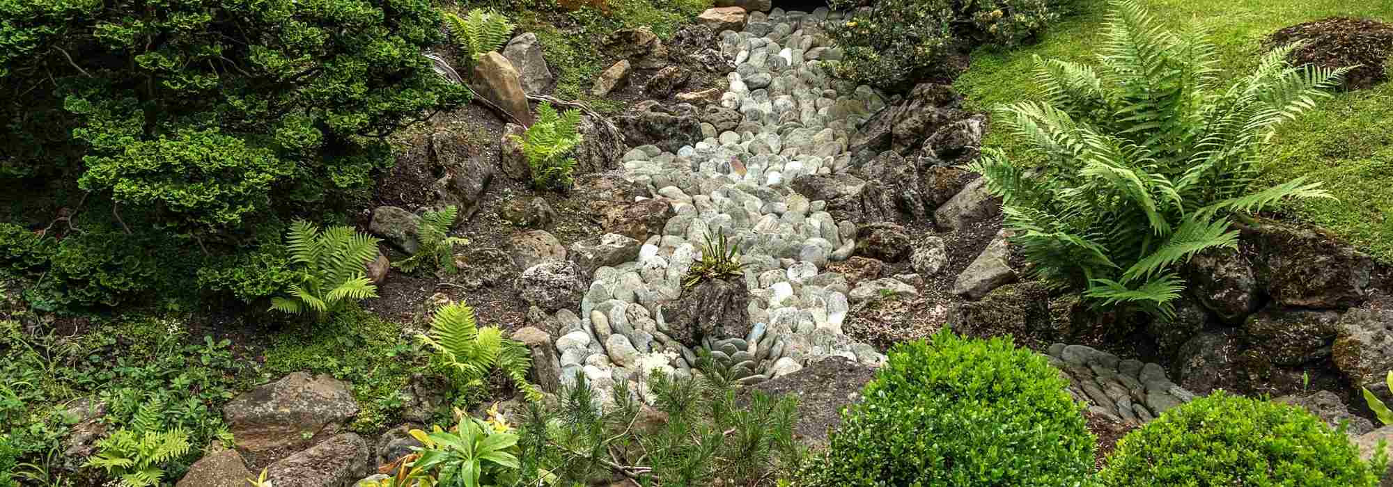 Trockenen Bachlauf im Japanischen Garten anlegen